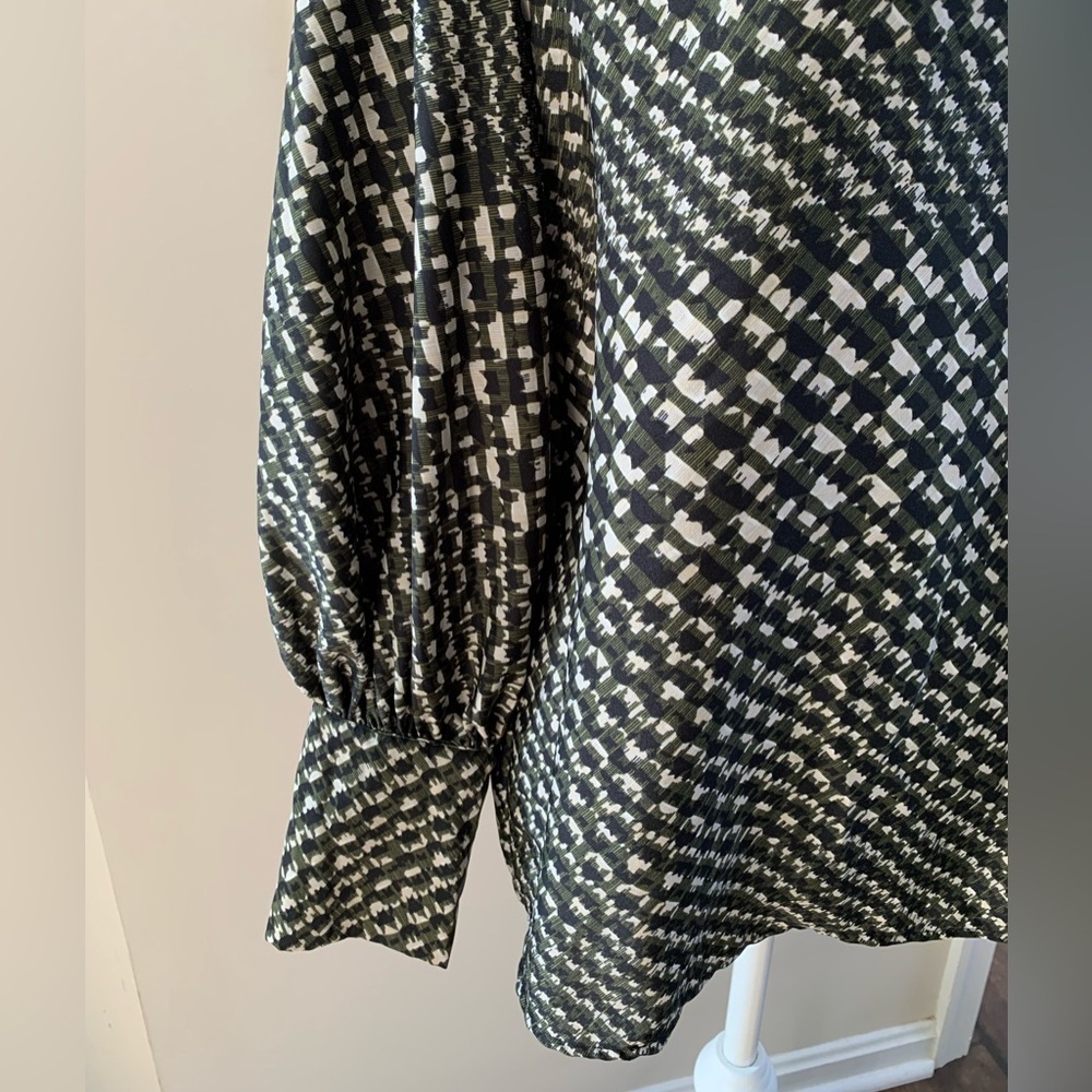 Who What Wear Lightweight Blouse Shirt Medium Top High Neck Pleated Shoulders - Picture 3 of 6